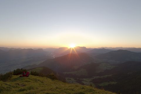 Sonnenuntergang auf dem Berggipfel